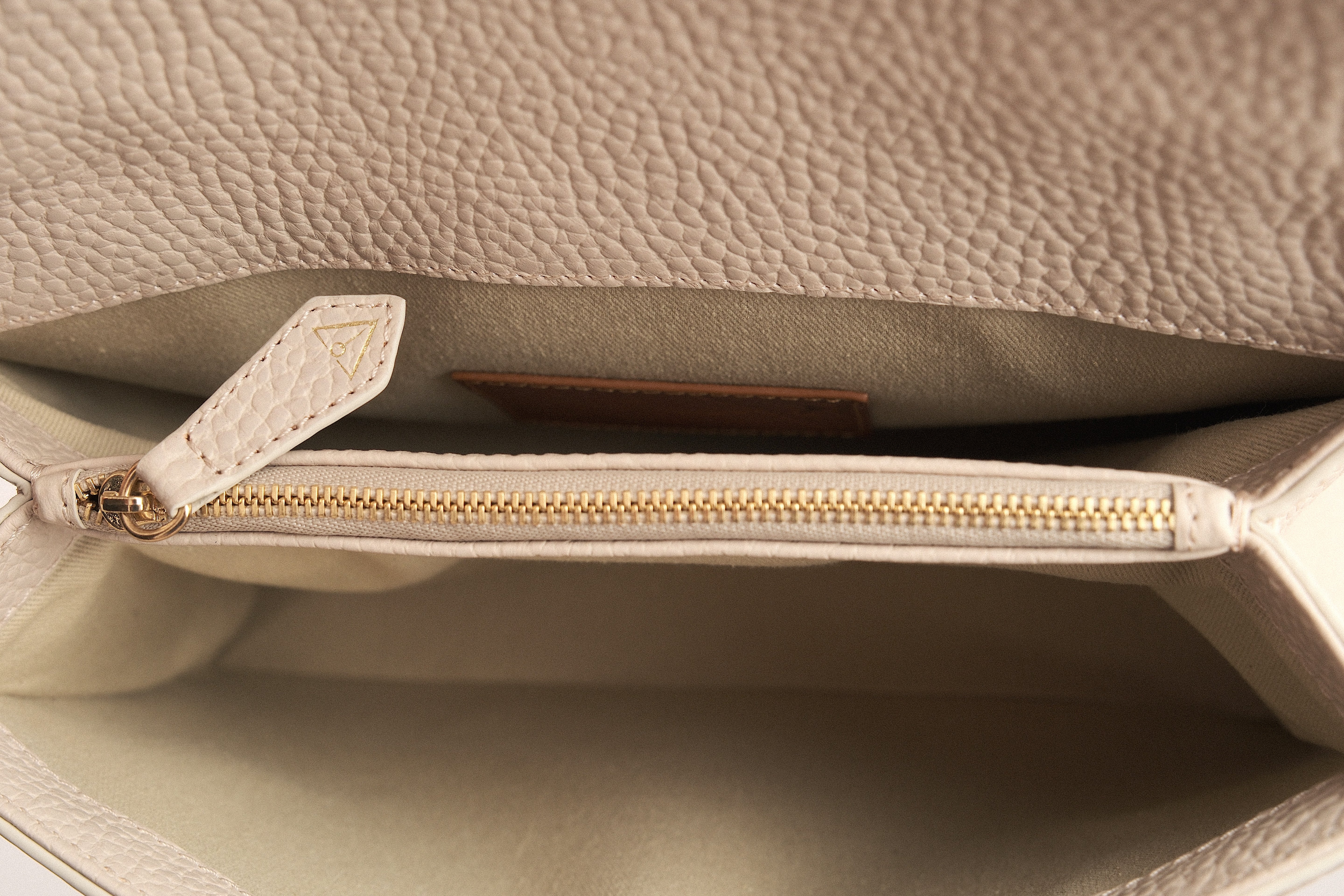 Delta Fold Dame